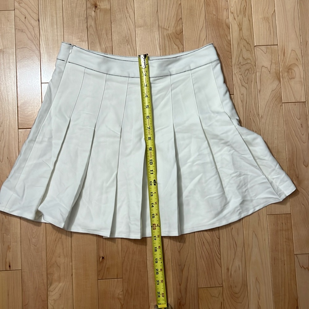 SheinWhite pleaded skirt.